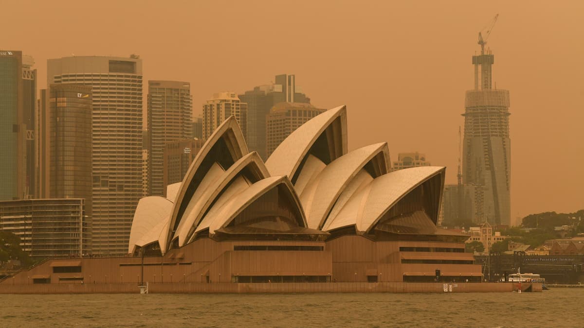 Savu peittää Sydneyn oopperataloa.