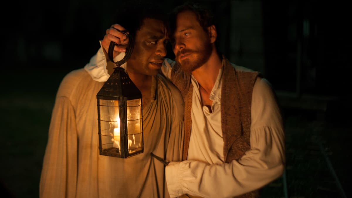 Chiwetel Ejiofor ja Michael Fassbender elokuvassa 12 Years a Slave