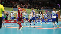 Finland firar mål mot Tjeckien.