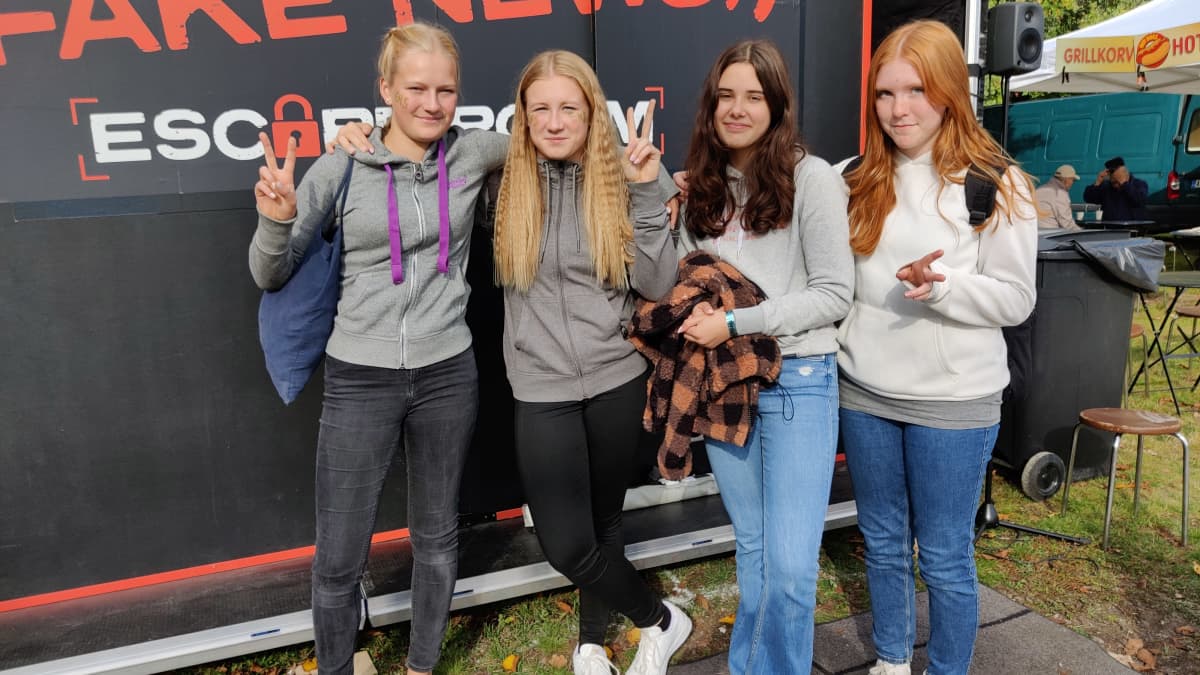 Fyra flickor poserar utanför Svenska Yles escape room.