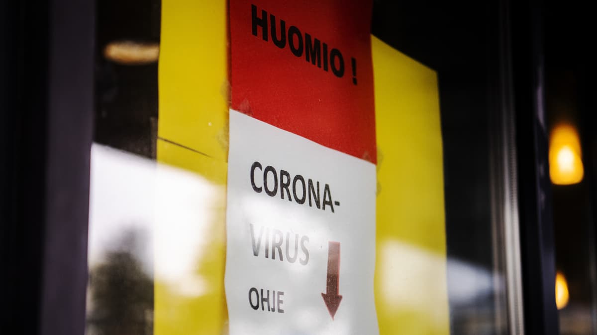 Helsingin Haartmanin sairaalan ikkunoissa on lappu, jossa pyydetään koronavirustartuntaa epäileviä soittamaan sairaalan ennen sisääntuloa.