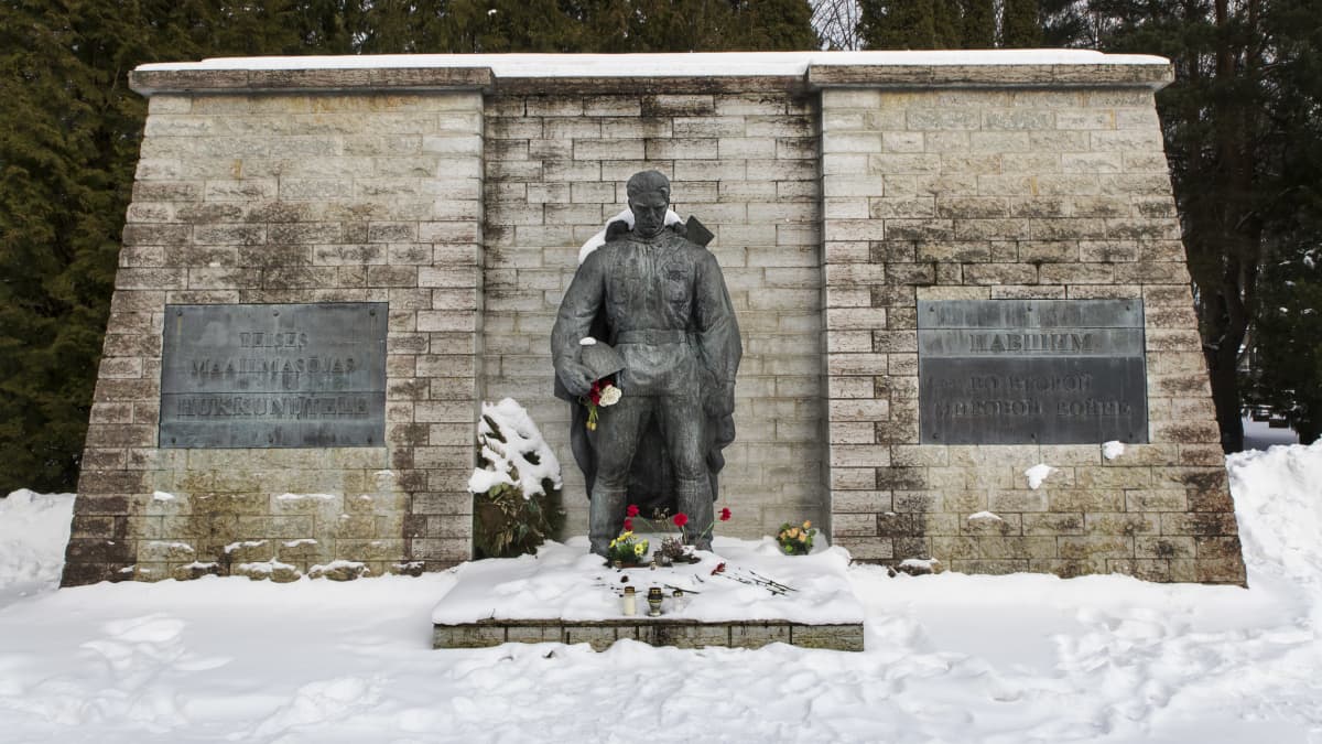 Tallinnan hautausmaalla sijaitseva Pronssisoturi-patsas.