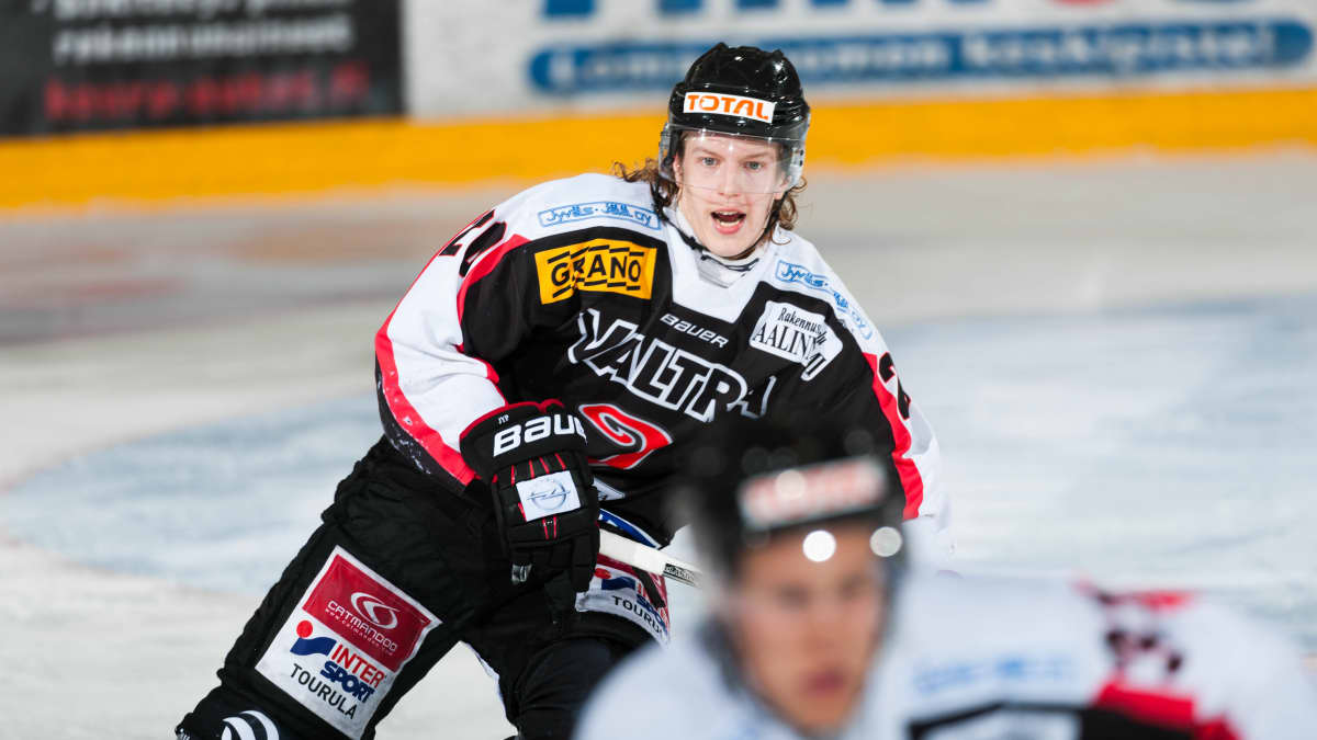 Topi Nättinen luistelee JYP-Akatemian paidassa vuonna 2015.
