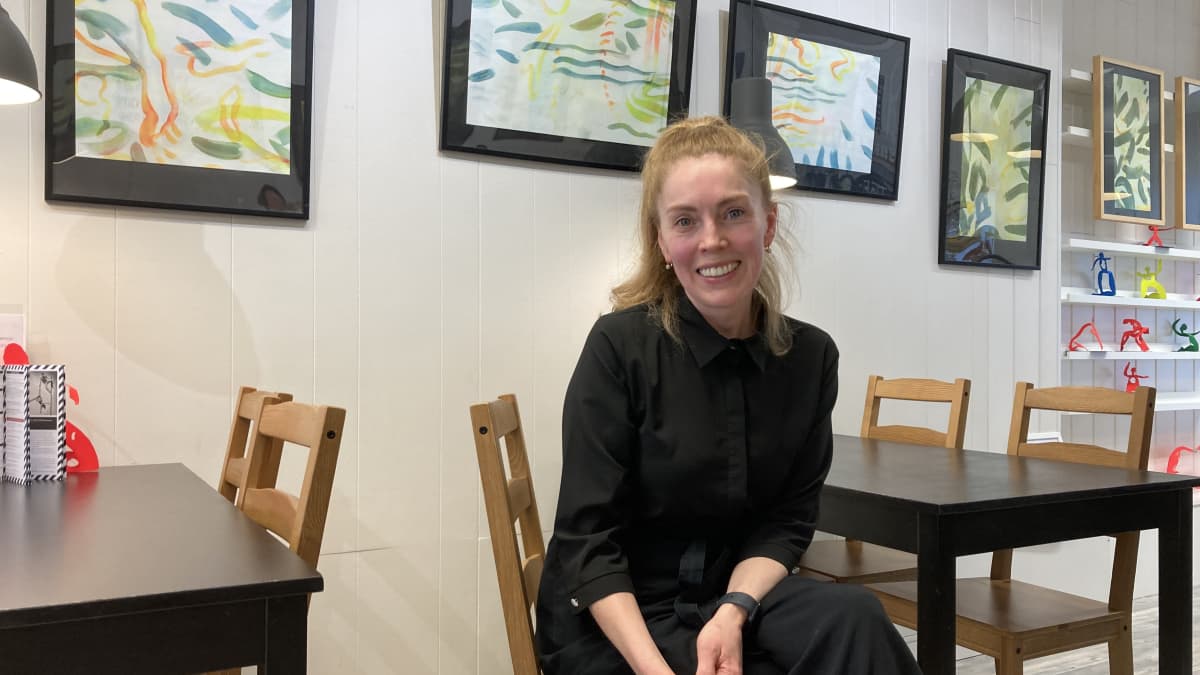 Nainen istuu kahvilassa 