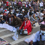 Mielenosoittajat osoittavat mieltään armeijan päällikköä Min Aung Hlaingia vastaan