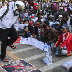 Mielenosoittajat osoittavat mieltään armeijan päällikköä Min Aung Hlaingia vastaan