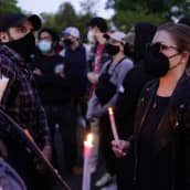 Aborttioikeutta puolustavia mielenosoittajia maanantaina korkeimman oikeuden tuomarin, Samuel Aliton kodin edustalla, Alexandriassa, Virginiassa.