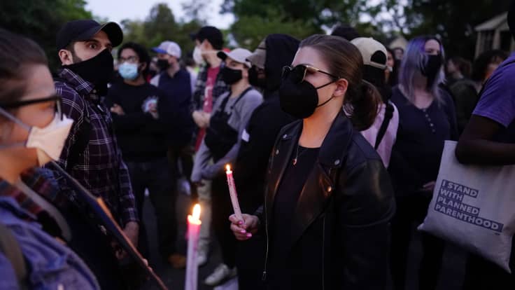 Aborttioikeutta puolustavia mielenosoittajia maanantaina korkeimman oikeuden tuomarin, Samuel Aliton kodin edustalla, Alexandriassa, Virginiassa.