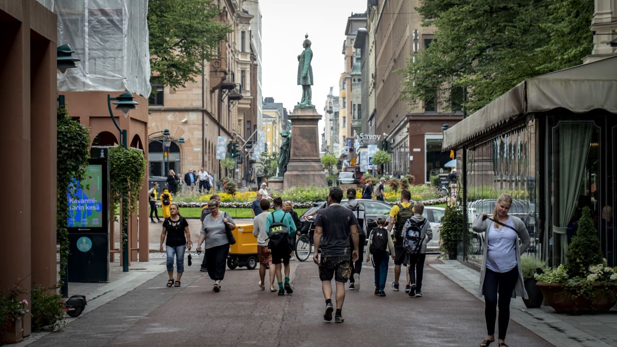 Pedestrians on Kluuvikatu in downtown Helsinki.