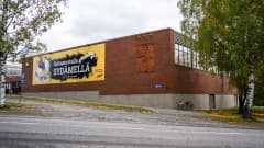 Nokian palloiluhallin julkisivu.