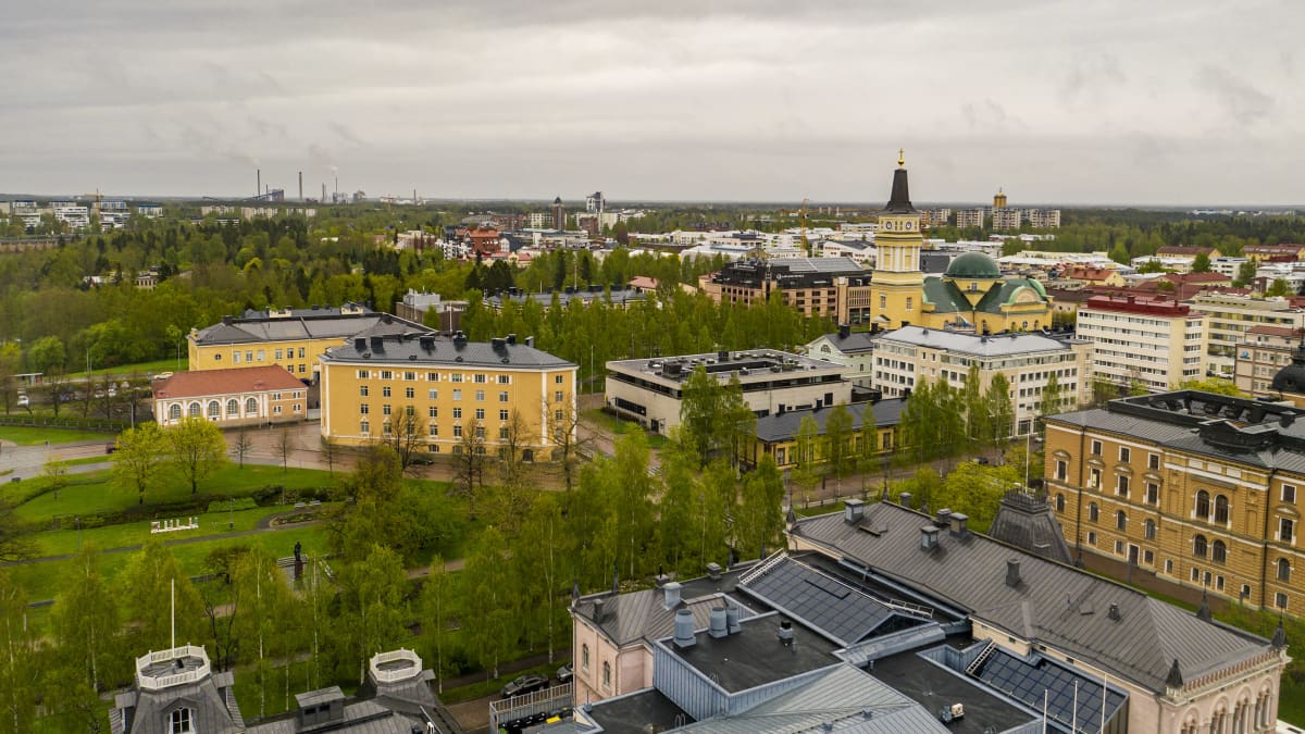 Oulun tuomiokirkko ja Madetojan puisto