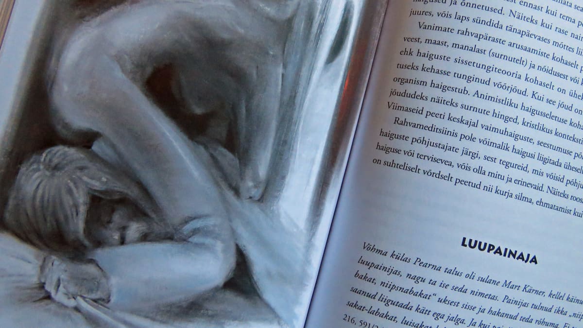 Kirjan aukeaman vasemmalla sivulla on piirroskuva alastomasta hahmosta istumassa nukkuvan miehen selän päällä. Mies puristaa lakanaa nyrkkiinsä. Oikealla sivulla vironkielistä tekstiä. 