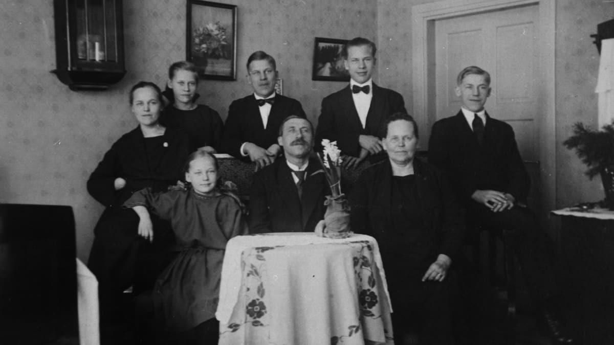 Perhekuva Amurista 1920-luvulta. Isä, äiti ja kuusi lasta pyhävaatteissa.