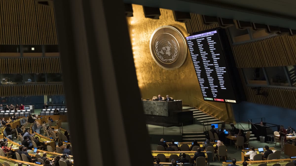 Yhdistyneiden Kansakuntien yleiskokous äänestää päätöslauselman hyväksymisestä, jossa tuomitaan Venäjän Ukrainan alueiden liittäminen Venäjään YK:n päämajassa New Yorkissa, New Yorkissa, Yhdysvalloissa 12.10.2022 järjestetyssä hätäistunnossa.