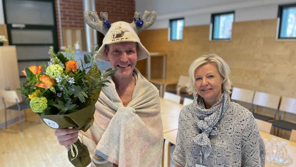Tero Hannila on saunonut joka päivä yli 13 vuoden ajan, torstaina koitti  5000:s perättäinen saunapäivä – Yle liittyi seuraan lauteille