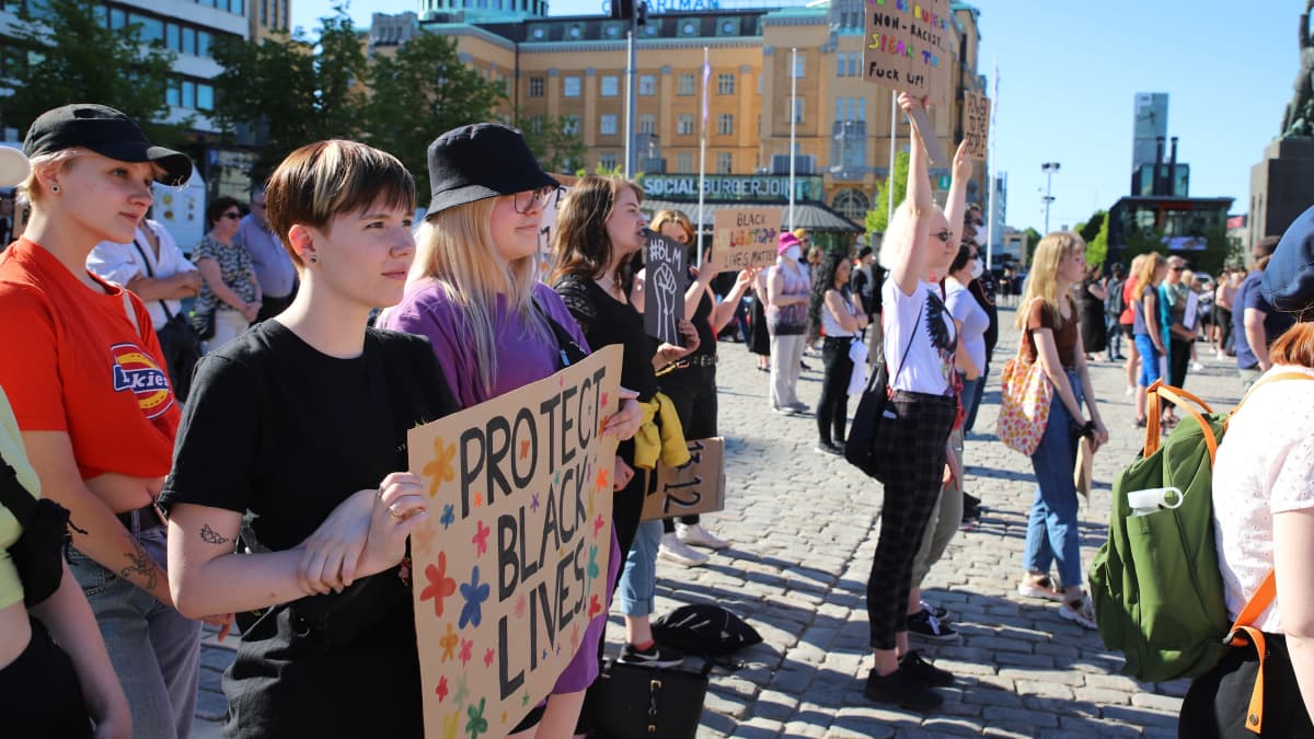 Yleisöä Black lives Matter -mielenilmauksessa