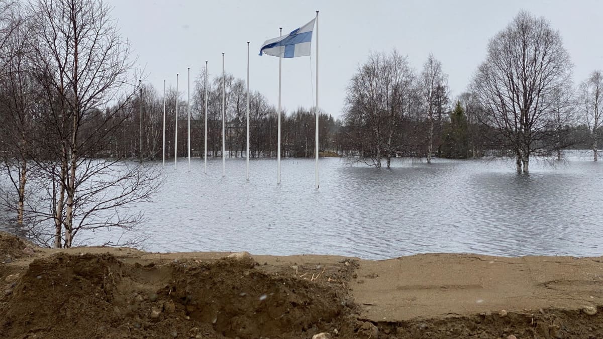 Lipputangot seisovat Ounasjoen tulvaveden keskellä Kittilässä