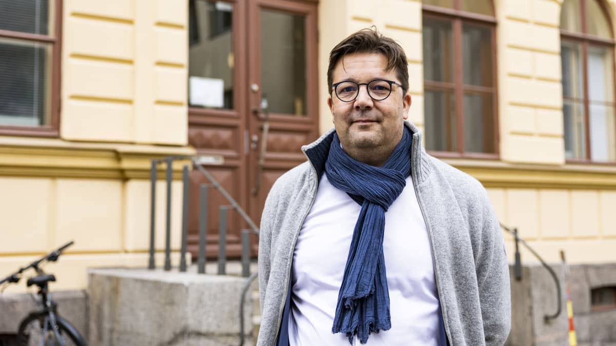 Henkilökuvassa Ilja Kavonius, tutkija Helsingin yliopistosta.