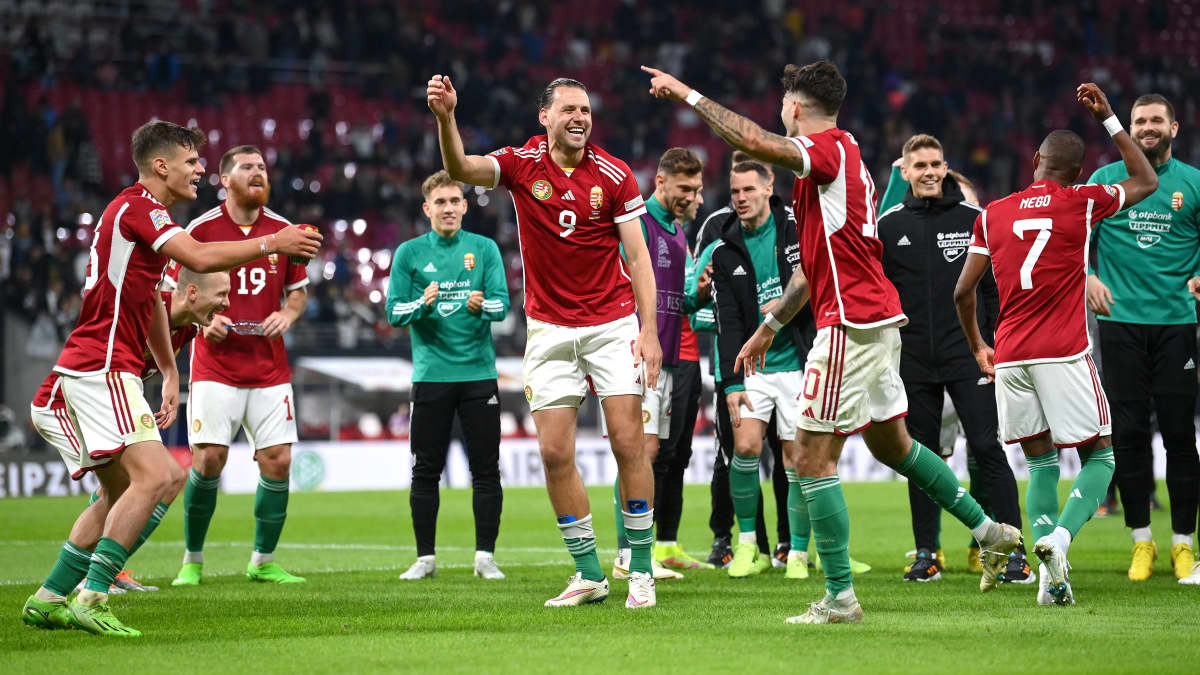 Unkarin pelaajat juhlivat voittoa Saksasta Kansojen liigassa 23.9.2022.