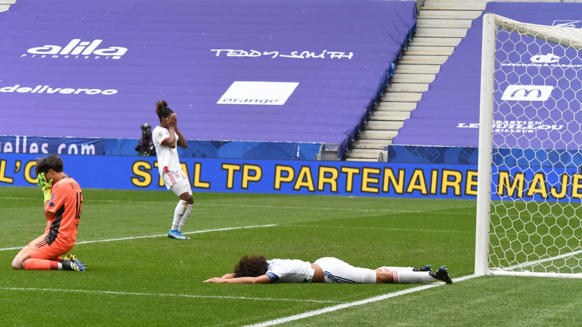 Lyonin pelaajat ottavat takaiskumaalin raskaasti. Wendie Renard makaa maassa kädet päänsä edessä. 