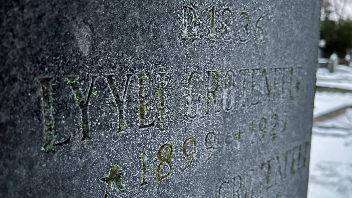 Lyyli Grotenfeltin hauta Helsingin Hietaniemen hautausmaalla.