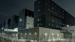 Sairaala Novan takaosa yöllä pimeässä. 