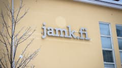 Jamk.fi-logo Jamkin pääkampuksen seinässä.