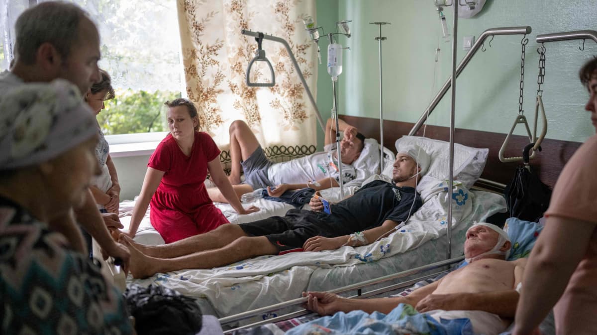 Sukulaiset tervehti kolmea miestä, jotka haavoittuivat Venäjän ohjusiskussa Mykolaivissa 18. elokuuta.