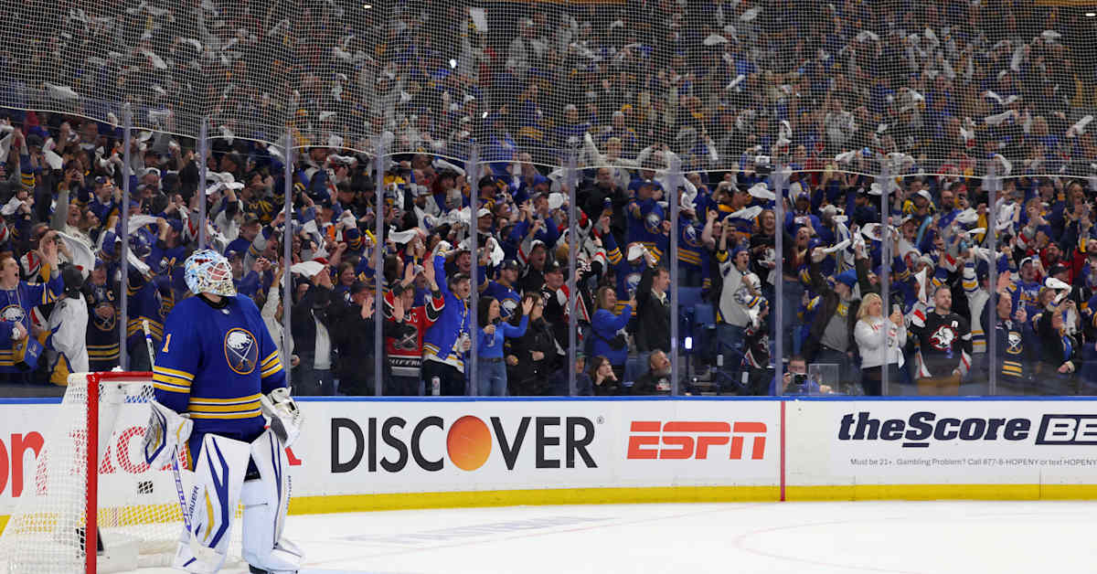 Ukko-Pekka Luukkonens Buffalo Sabres inledde med seger i första playoffmatchen sedan 2011