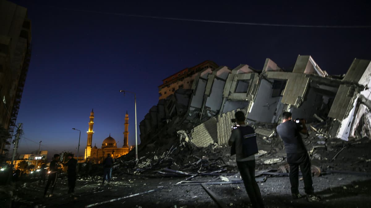 Gazan kaupungissa tutkittiin viime yönä Israelin ilmaiskussa romahtanutta kerrostaloa.