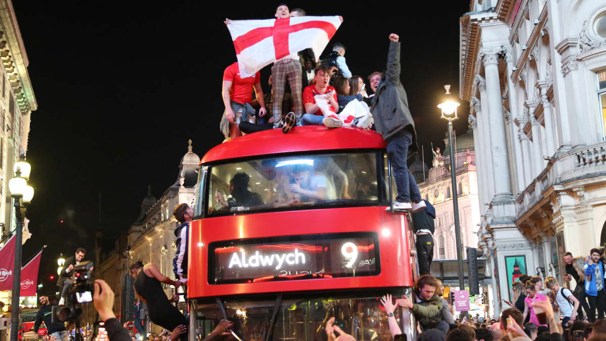 Englannin fanit kiipesivät bussin katolle, kun paikka EM-finaalissa varmistui