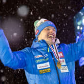 Iivo Niskanen Lahden MM-hiihtojen 15 kilometrin kisan palkintojenjaossa.