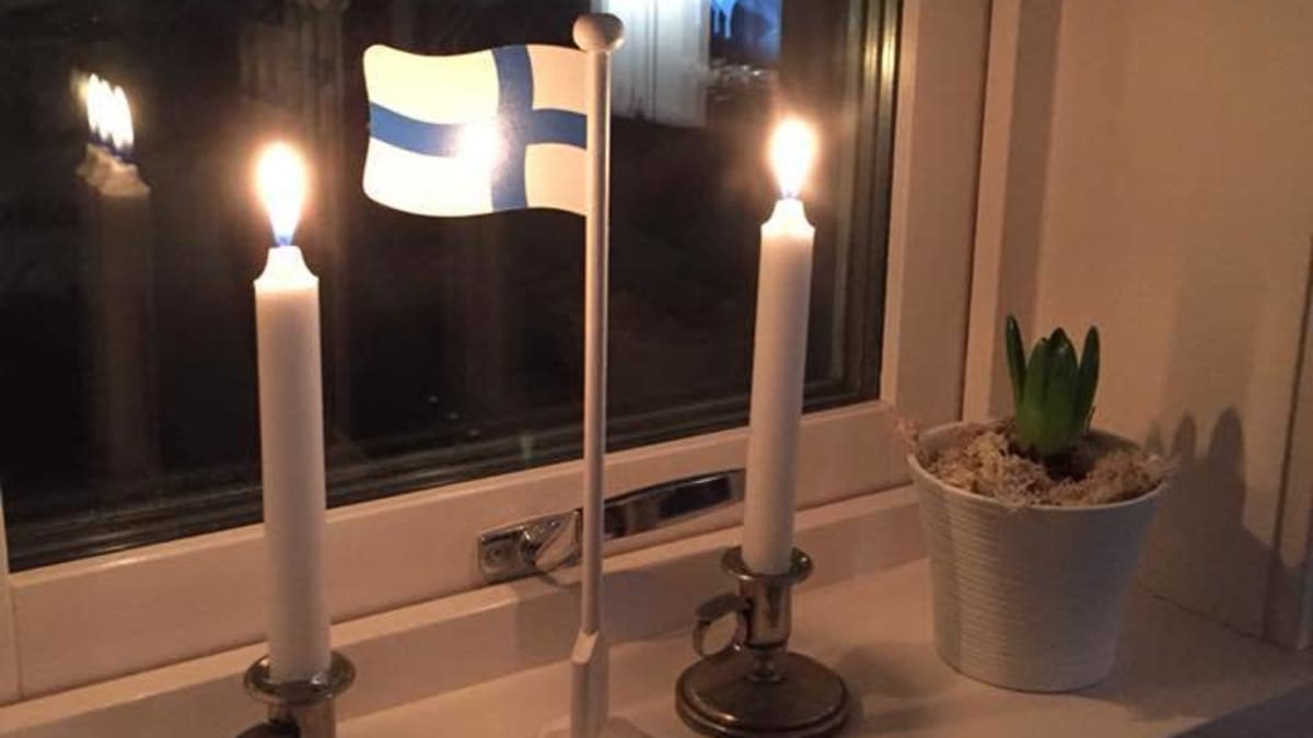 Kaksi kynttilää ikkunalaudalla ovat tärkeässä osassa itsenäisyyspäivänä