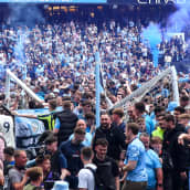 Manchester Cityn kannattajat juhlivat mestaruutta kentällä.
