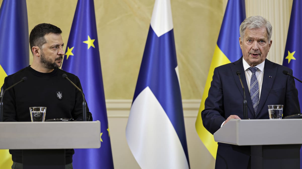 Ukrainan presidentti Volodymyr Zelenskyi ja tasavallan presidentti Sauli Niinistö tiedotustilaisuudessa Presidentinlinnassa 3. toukokuuta 2023.