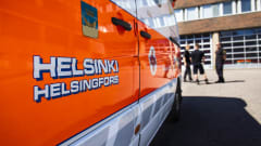 Ambulanssi Helsingin keskuspelastusaseman pihalla