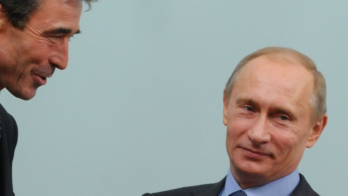 Naton pääsihteeri Andera Fogh Rasmussen katsoo Venäjän pääministeri Vladimir Putinia Moskovan-vierailullaan  joulukuussa 2009.