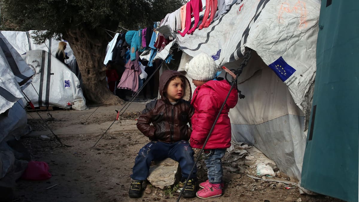 Lapset telttansa ulkopuolella Morian pakolaisleirillä Lesboksella
