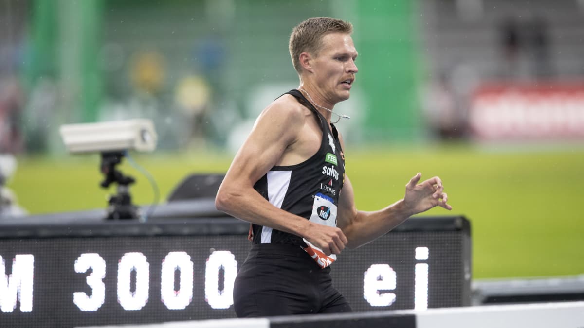 Topi Raitanen miesten 3 000 metrin esteissä Kalevan kisoissa 2023.