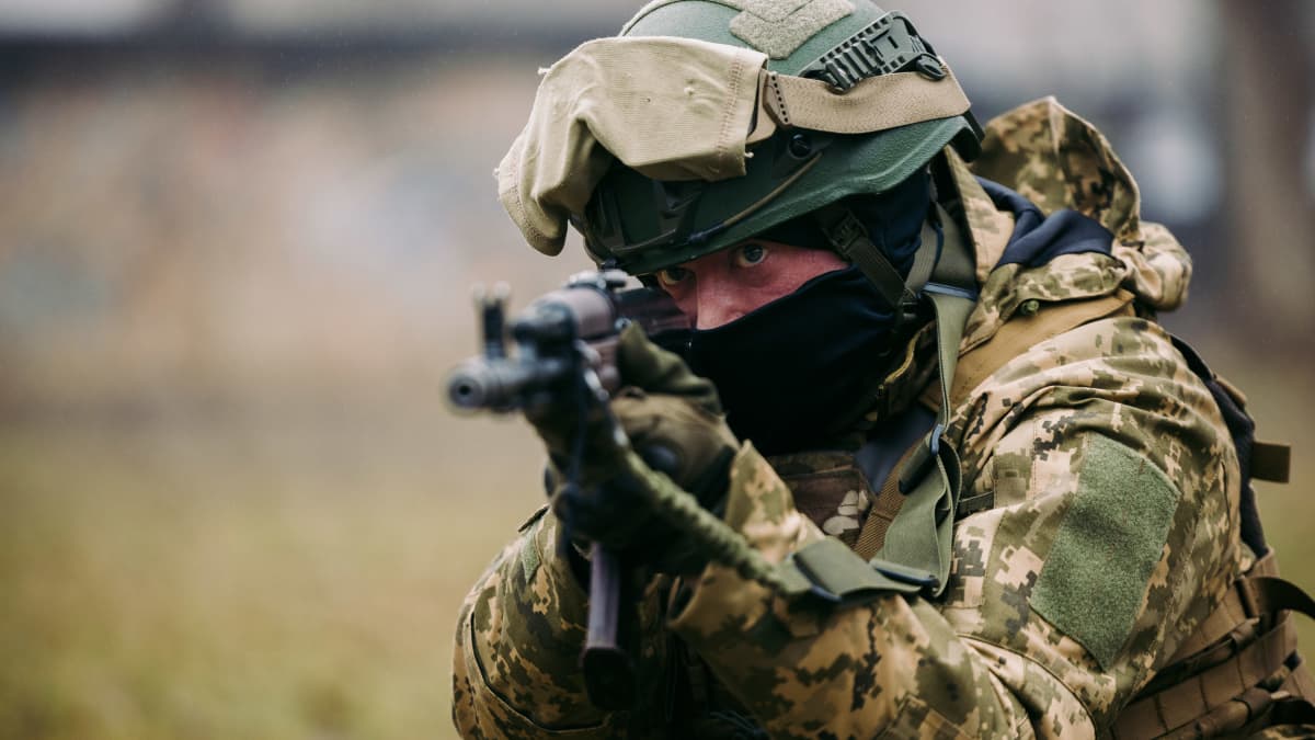 Valkovenäläinen sotilas harjoitteli aseen käyttöä salaisessa tukikohdassa Kiovassa.
