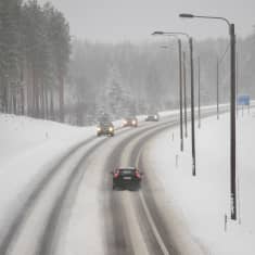 Autoja liikkeellä valtatie 6:lla Kouvolassa.