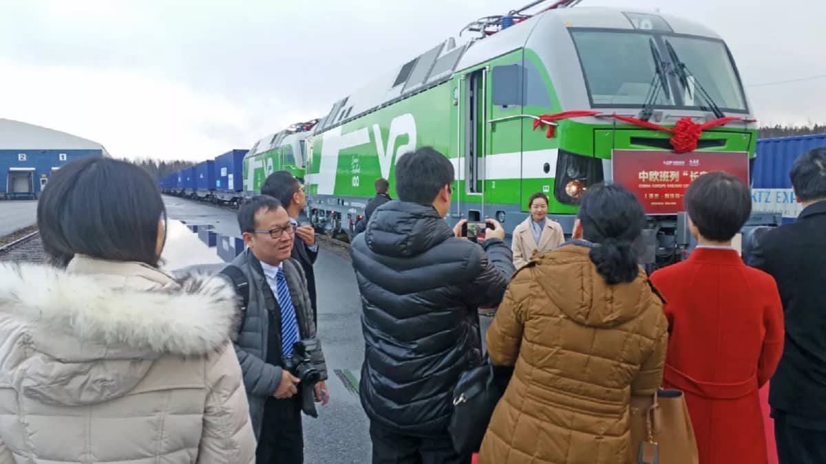 Människor och ett tåg på invigningen av godtågförbindelsen mellan Kouvola och Xi'an.