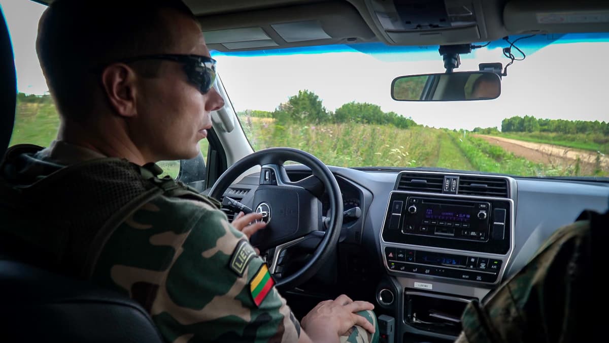 Liettualainen rajavartija autossa