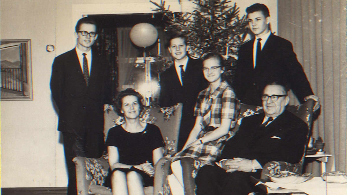 Hallamaiden perhe viettämässä joulua Sysmässä vuonna 1963