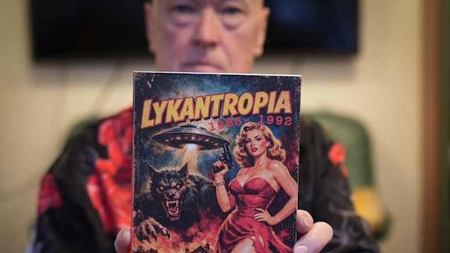 Jouni Hokkanen pitää kädessään Lykantropia-julkaisua. 