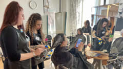 Ukrainalaisnaisen hiuksia hoidetaan ammattiopisto Lappian hiuspysäkillä.