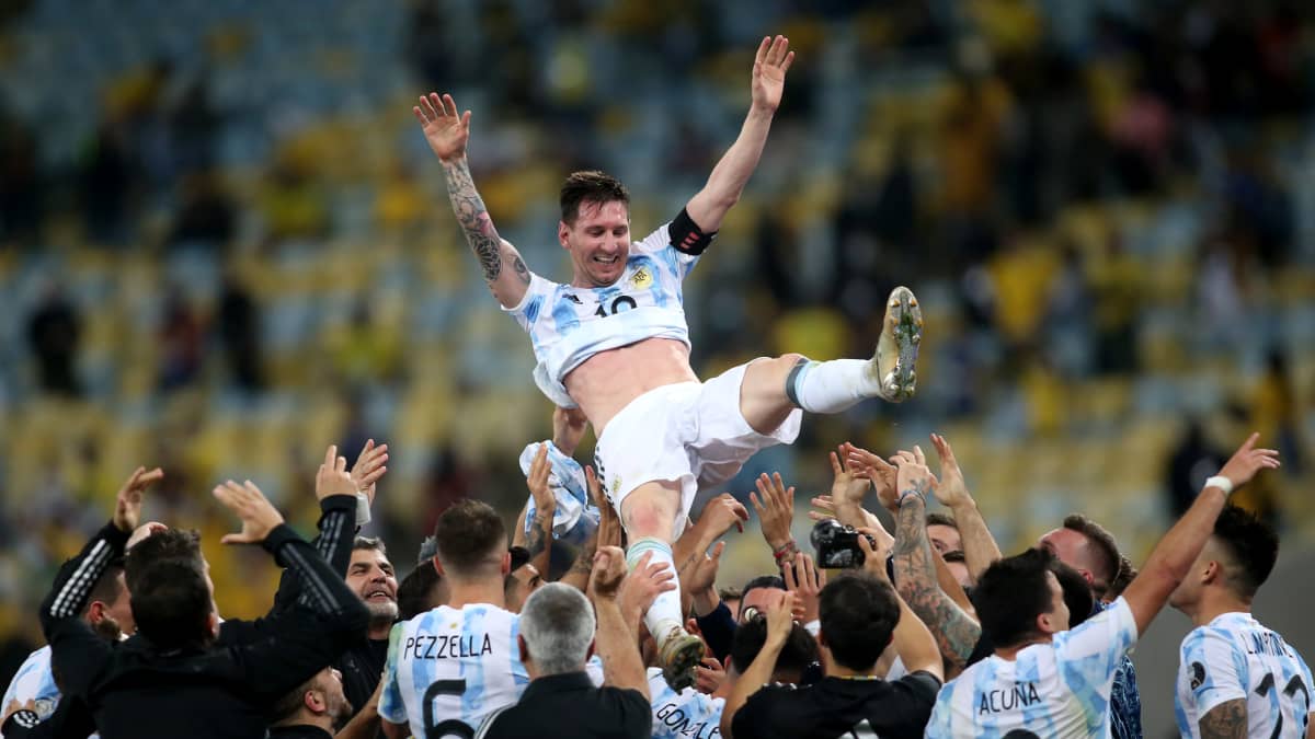 Lionel Messiä juhlittiin Copa American finaalin jälkeen kesällä 2021.
