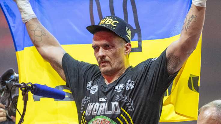 Oleksandr Usyk tuulettaa Ukrainan lipun kanssa.