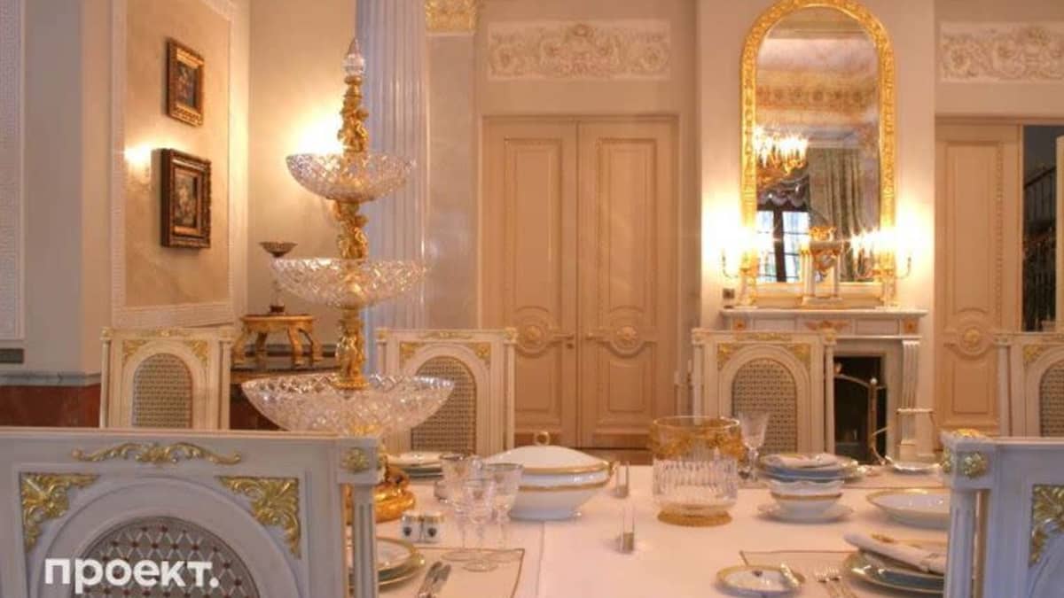 Putinin ruokailutila. Kristalliastioilla katettu pöytä.