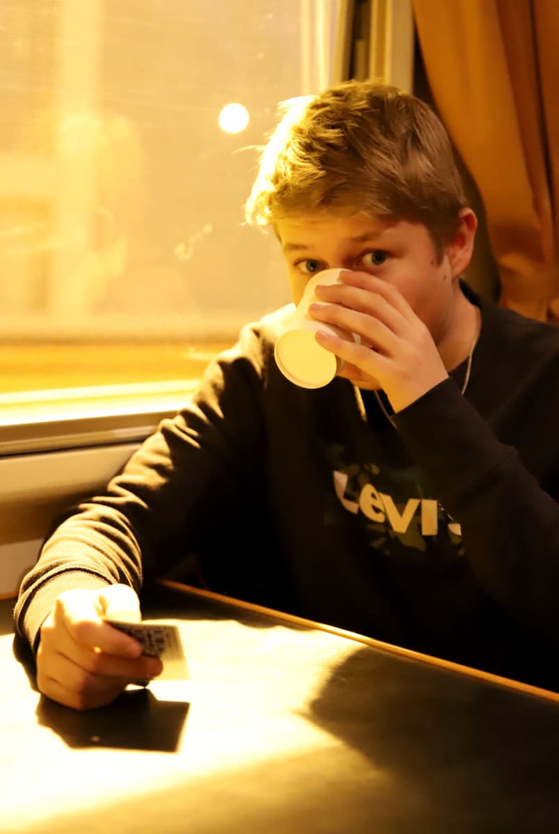 Kalle Nikkari juo kahvia.